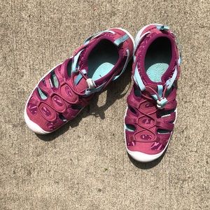 Keen sandals, big girls size 5.